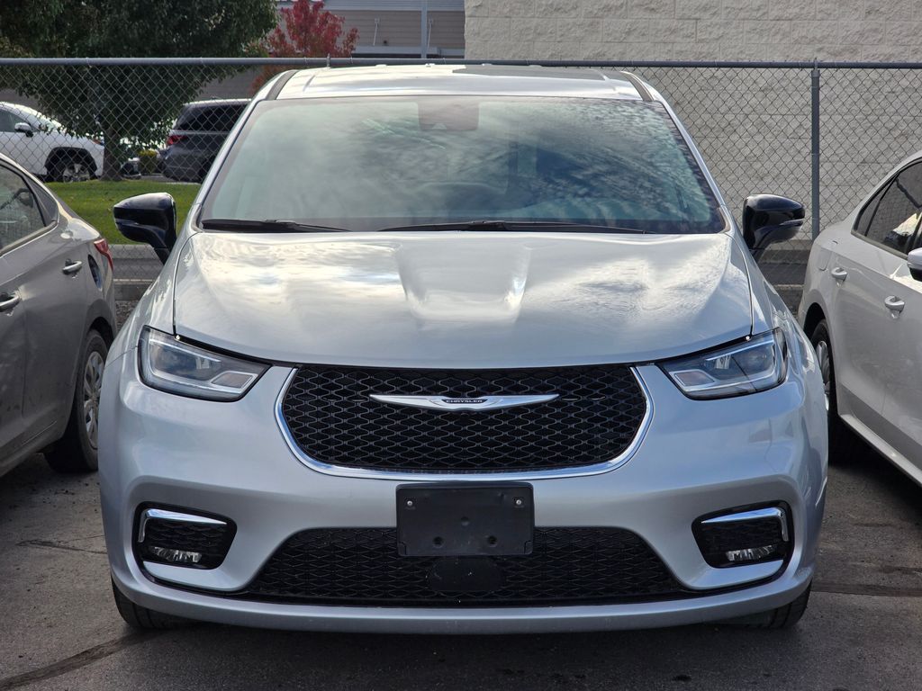 2024 Chrysler Pacifica Touring L photo 2