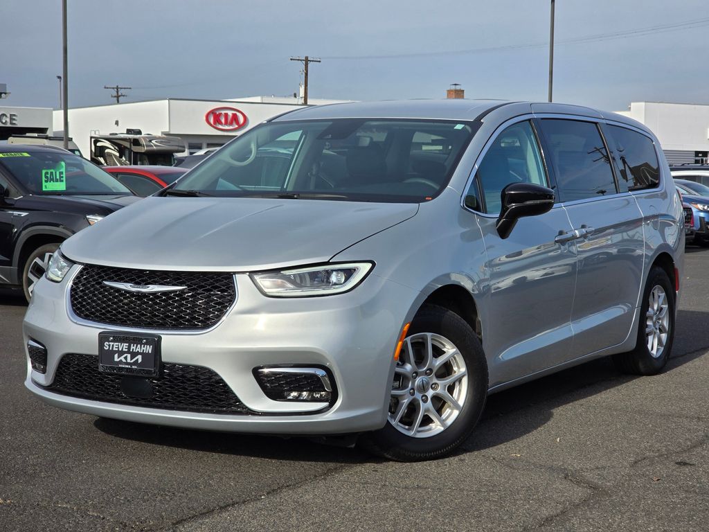 2024 Chrysler Pacifica Touring L's photo