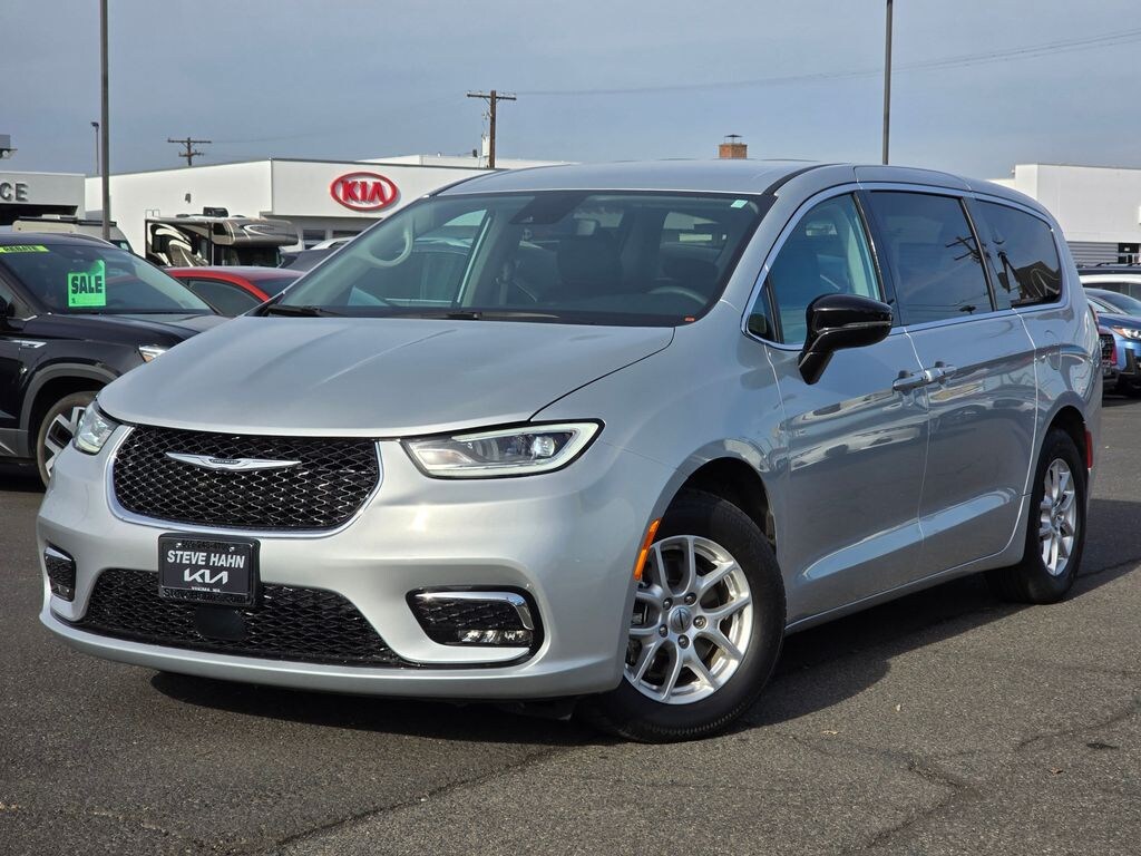 Used 2024 Chrysler Pacifica Touring L Minivan/Van