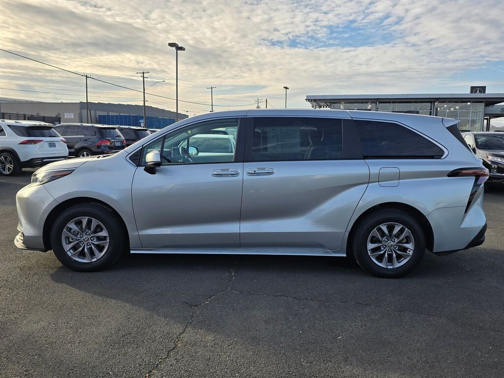 Used 2023 Toyota Sienna LE Minivan/Van