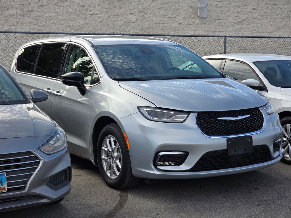 2024 Chrysler Pacifica Touring L photo 3