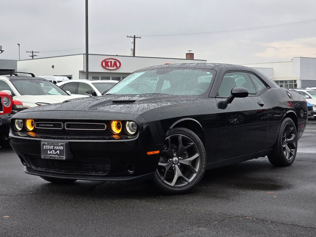 2017 Dodge Challenger SXT's photo