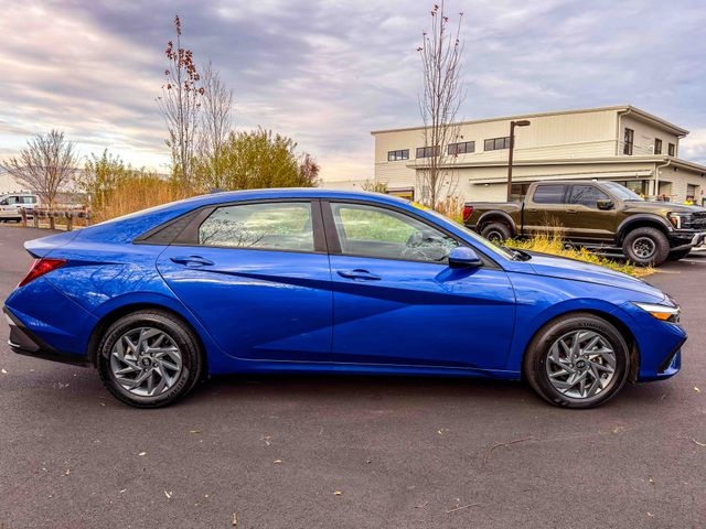 2024 Hyundai Elantra SEL photo 3