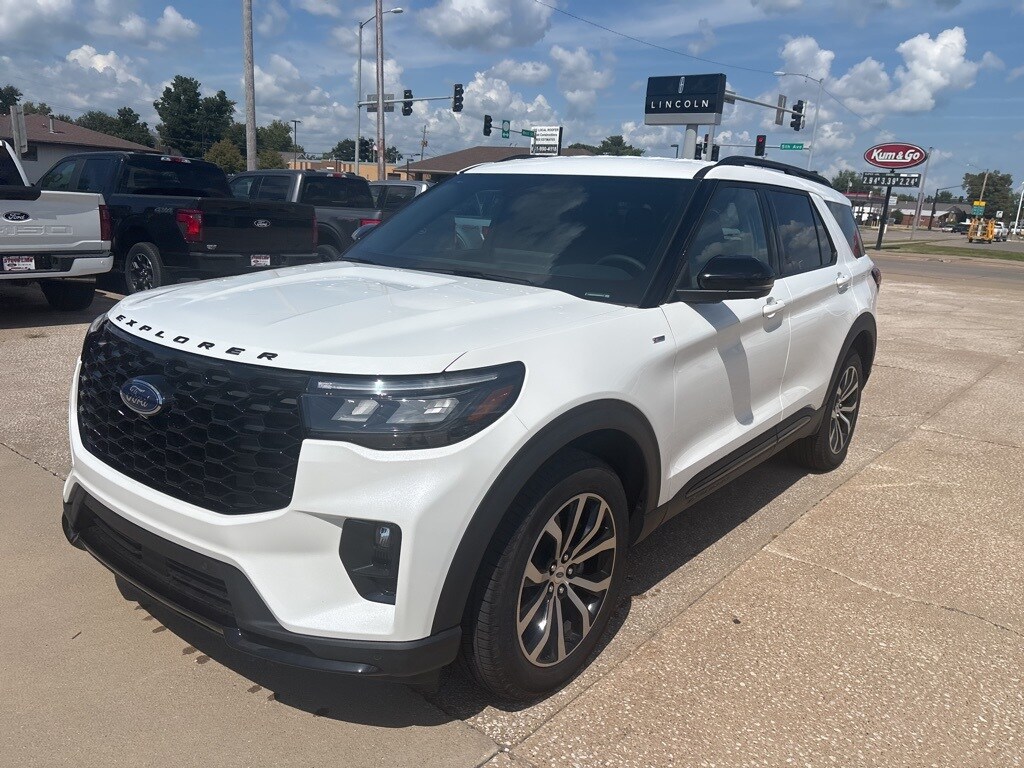 2025 Ford Explorer ST-Line photo 2