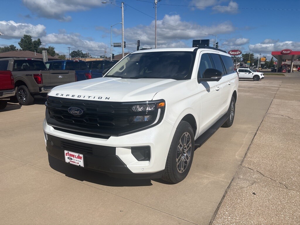 2025 Ford Expedition MAX photo 2