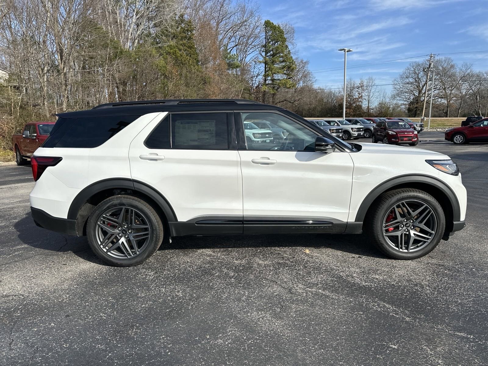 2025 Ford Explorer ST photo 2