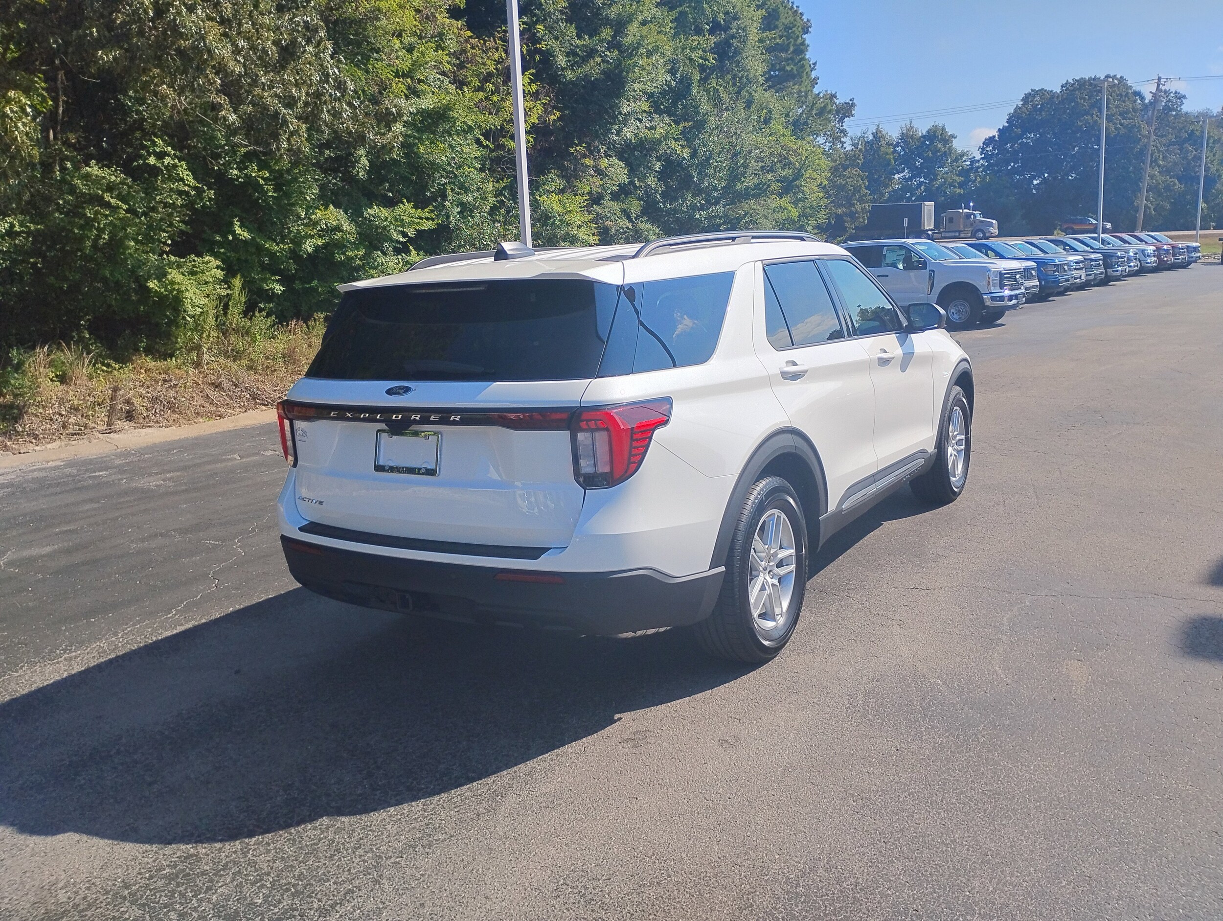 2025 Ford Explorer photo 3