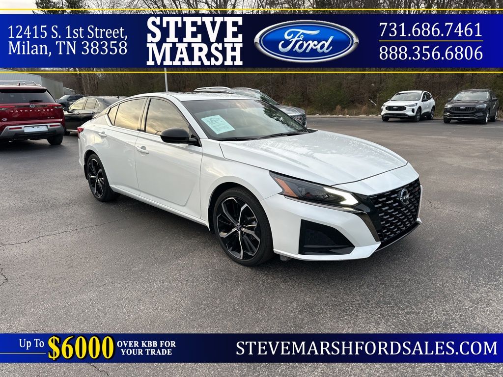 2024 Nissan Altima SR's photo