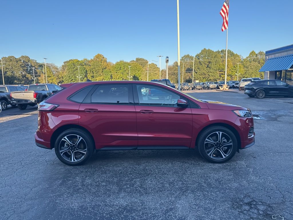 2024 Ford Edge ST photo 2