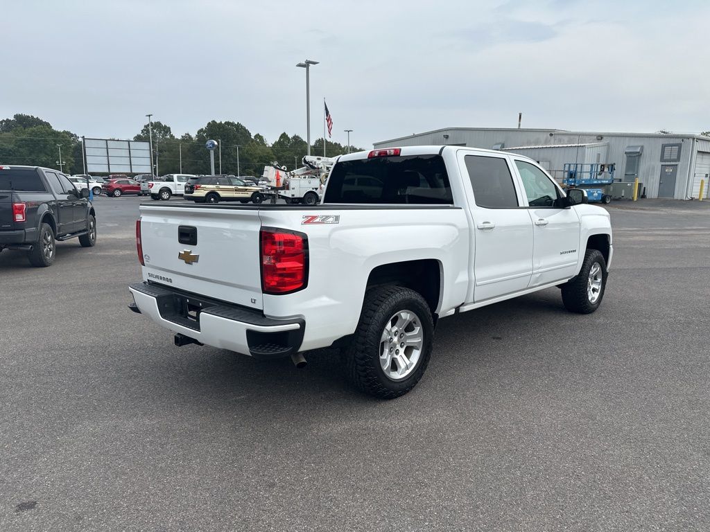2017 Chevrolet Silverado 1500 LT photo 2
