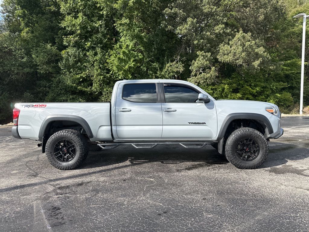 2019 Toyota Tacoma TRD Off-Road photo 2