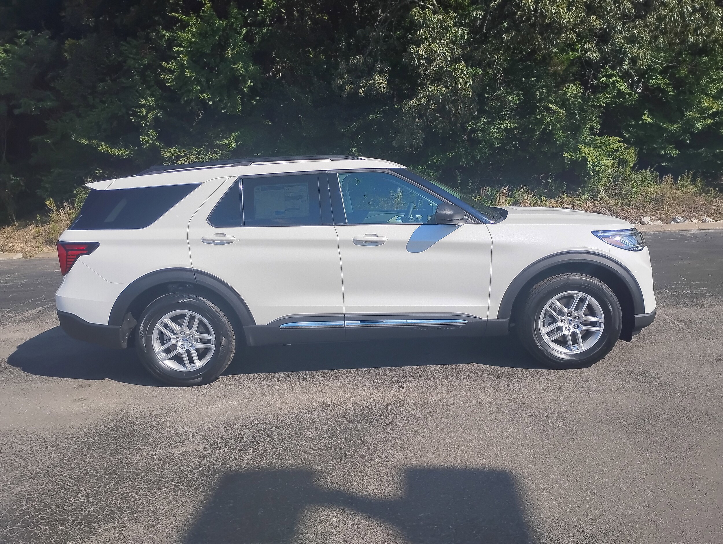 2025 Ford Explorer photo 2