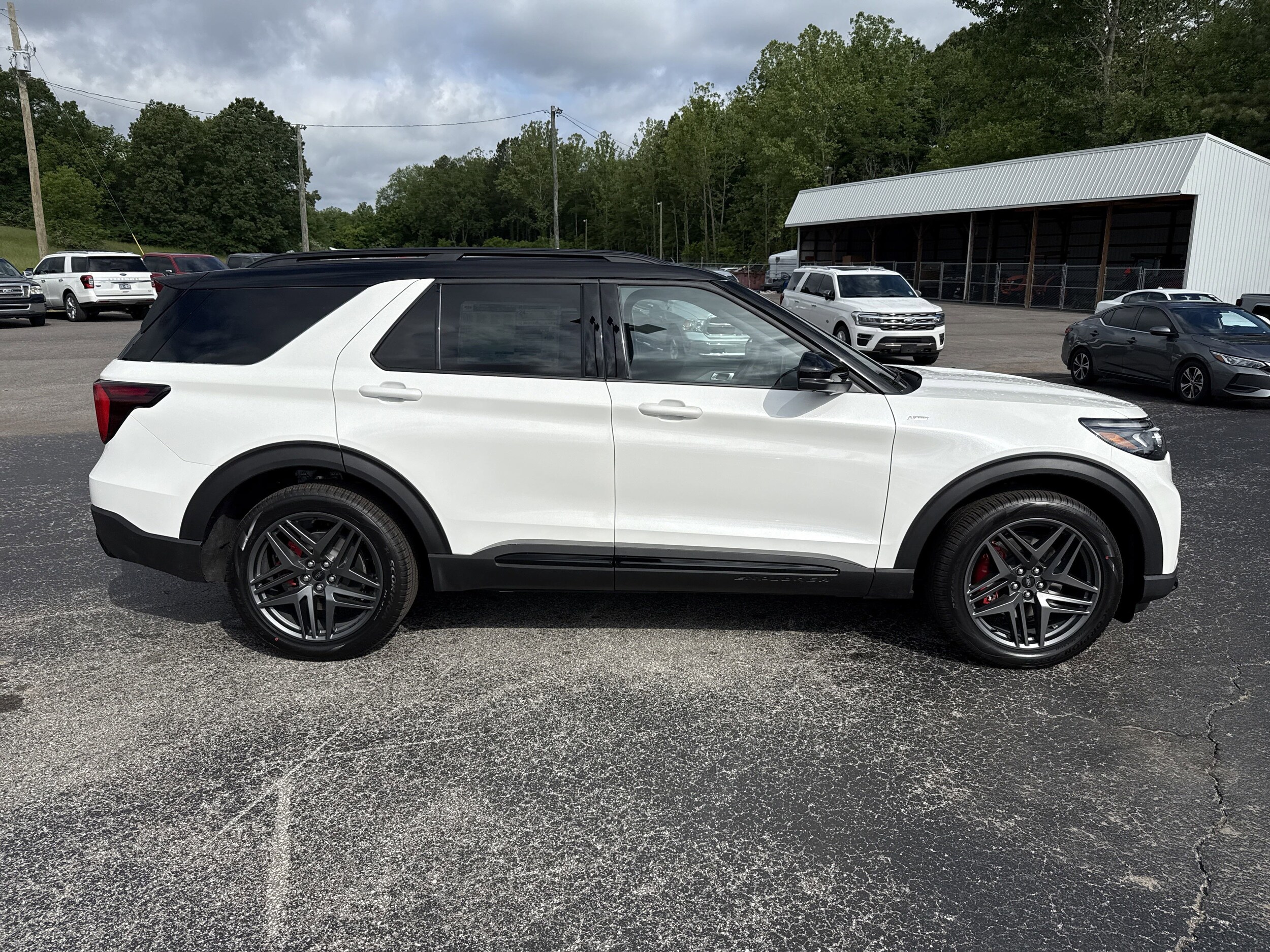 2025 Ford Explorer ST-Line photo 2