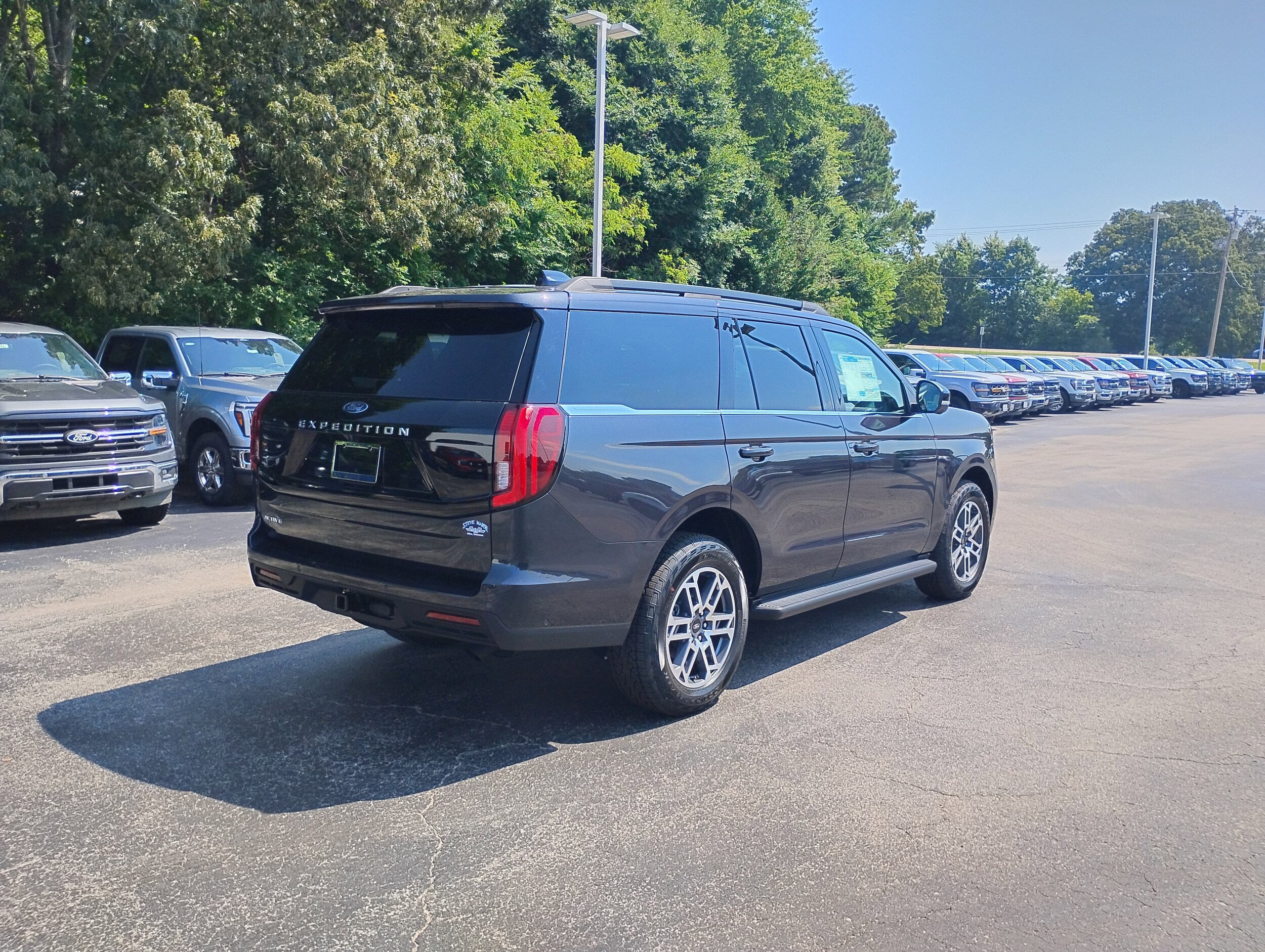2025 Ford Expedition photo 2