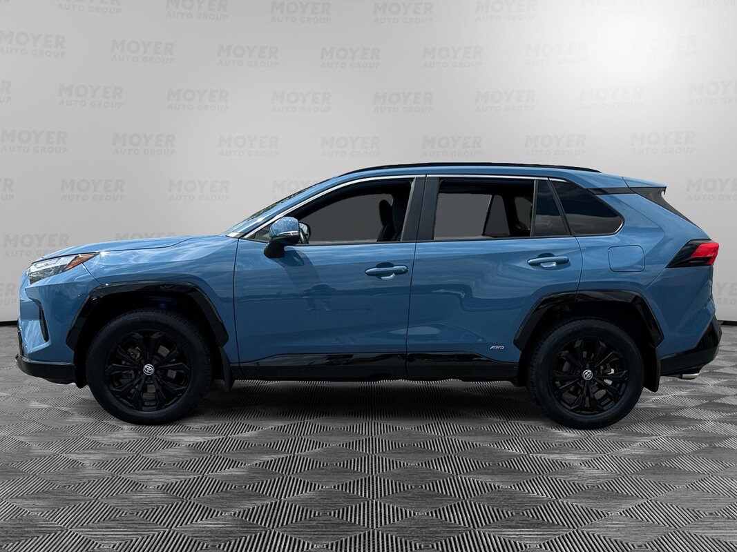 2022 Toyota RAV4 Hybrid SE photo 2