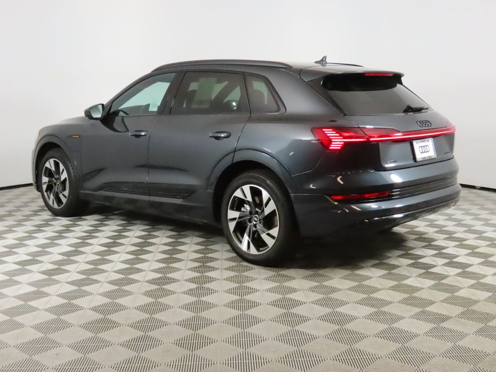 2023 Audi e-tron Premium photo 2
