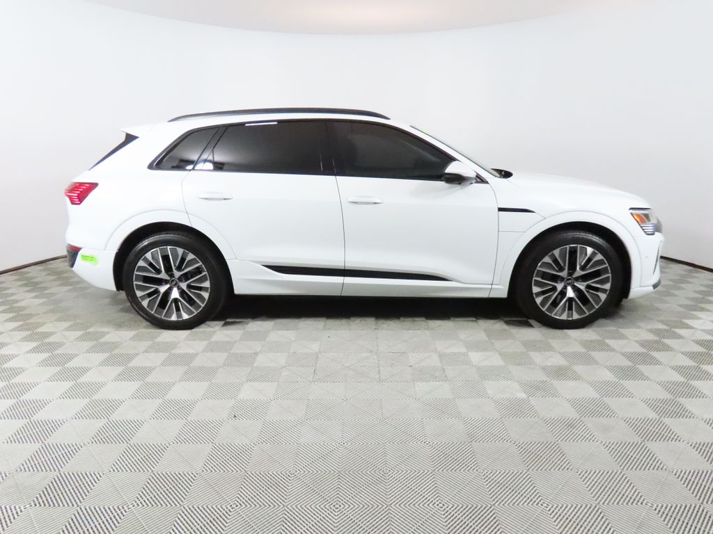2024 Audi Q8 e-tron Prestige photo 5