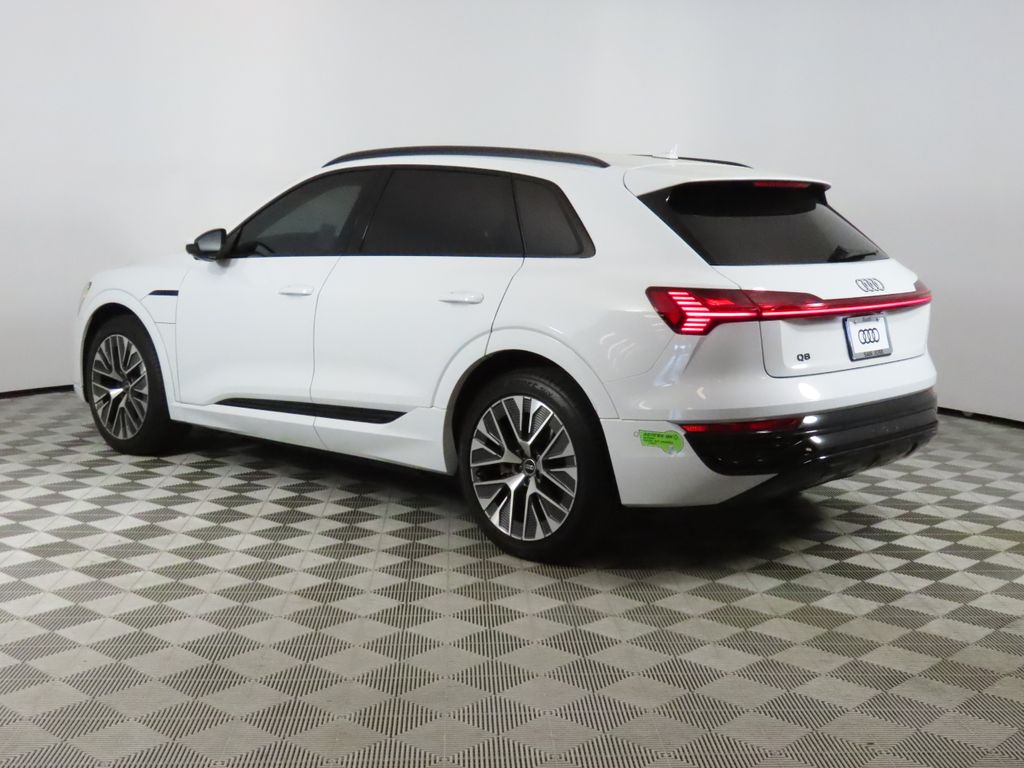 2024 Audi Q8 e-tron Prestige photo 2