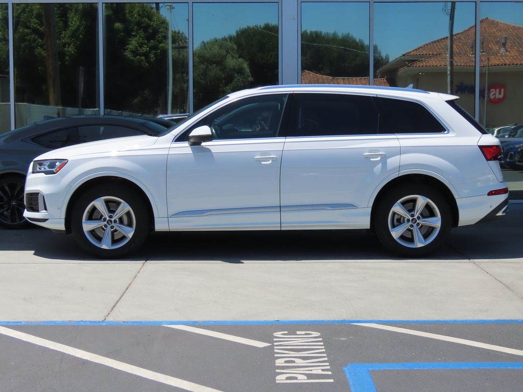 2023 Audi Q7 45 Premium Plus photo 2