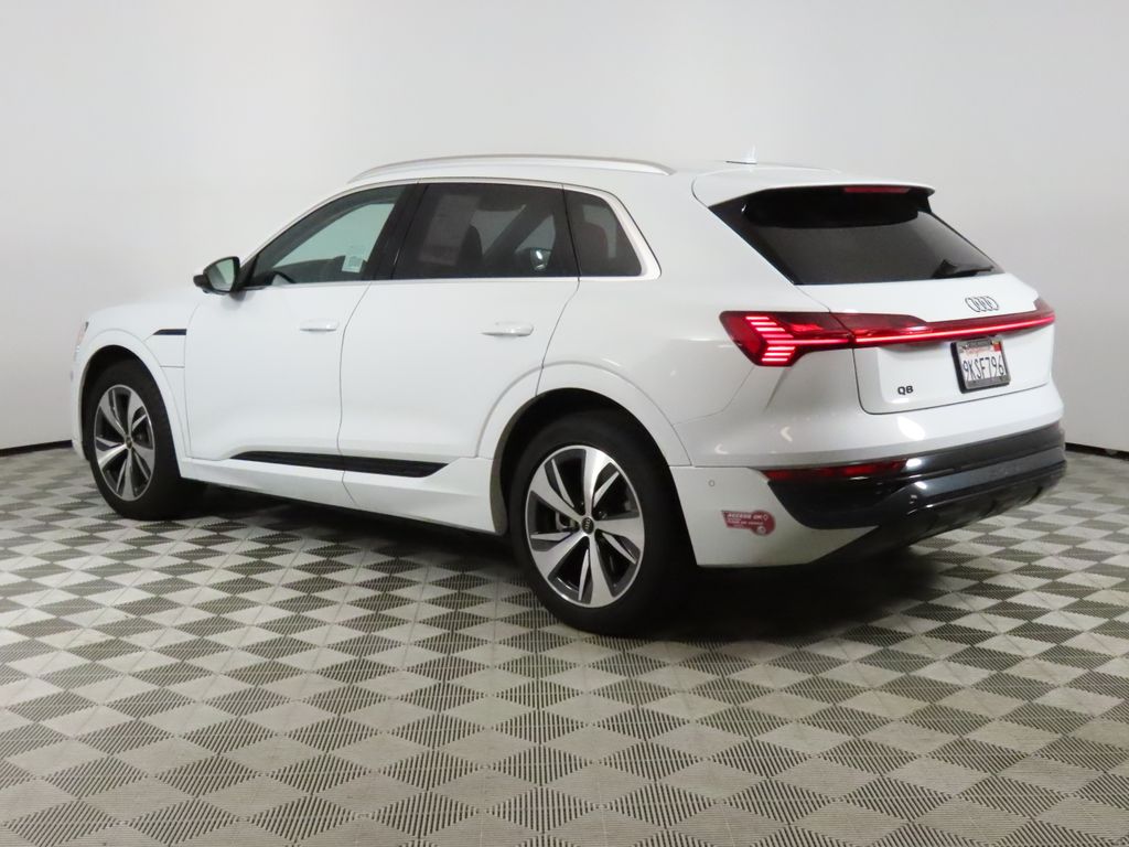 2024 Audi Q8 e-tron Premium Plus photo 2
