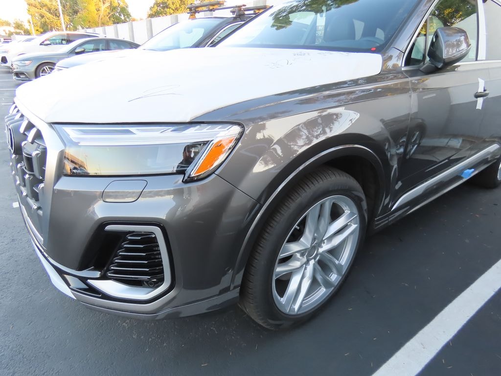 New 2025 Audi Q7 55 Premium SUV
