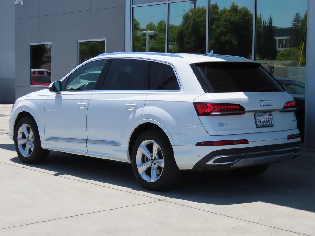 2023 Audi Q7 45 Premium Plus photo 3