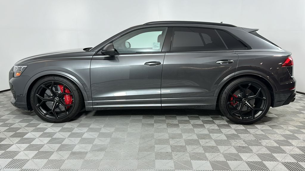 2025 Audi RS Q8 photo 2