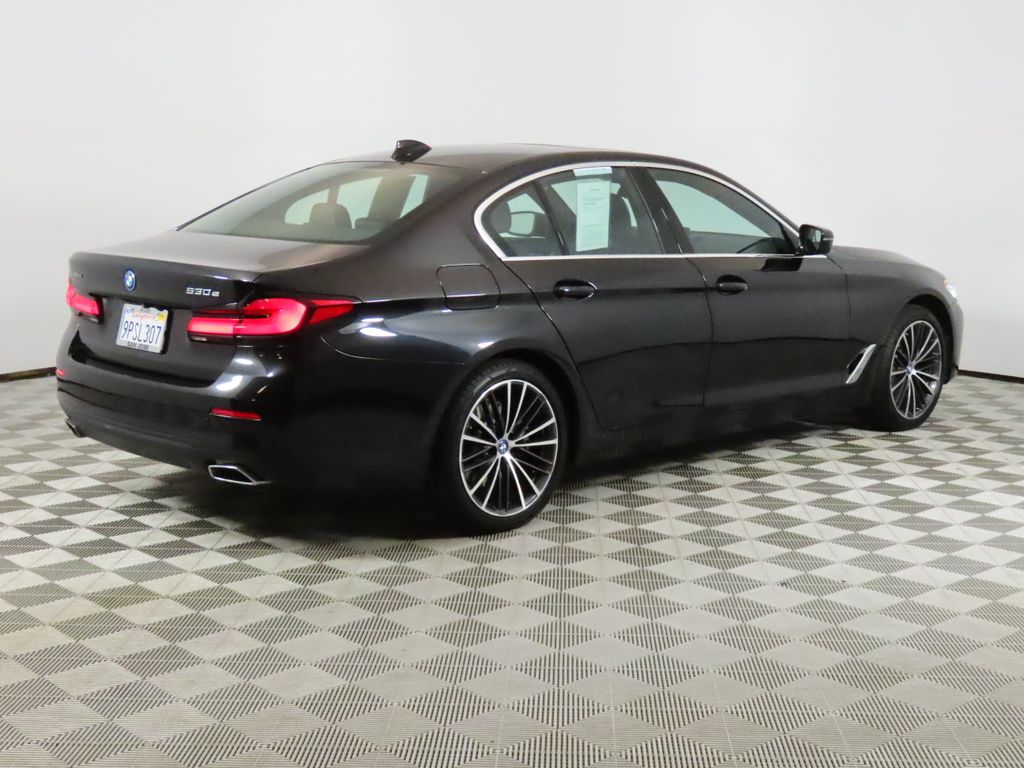 2022 BMW 5 Series 530e iPerformance photo 4