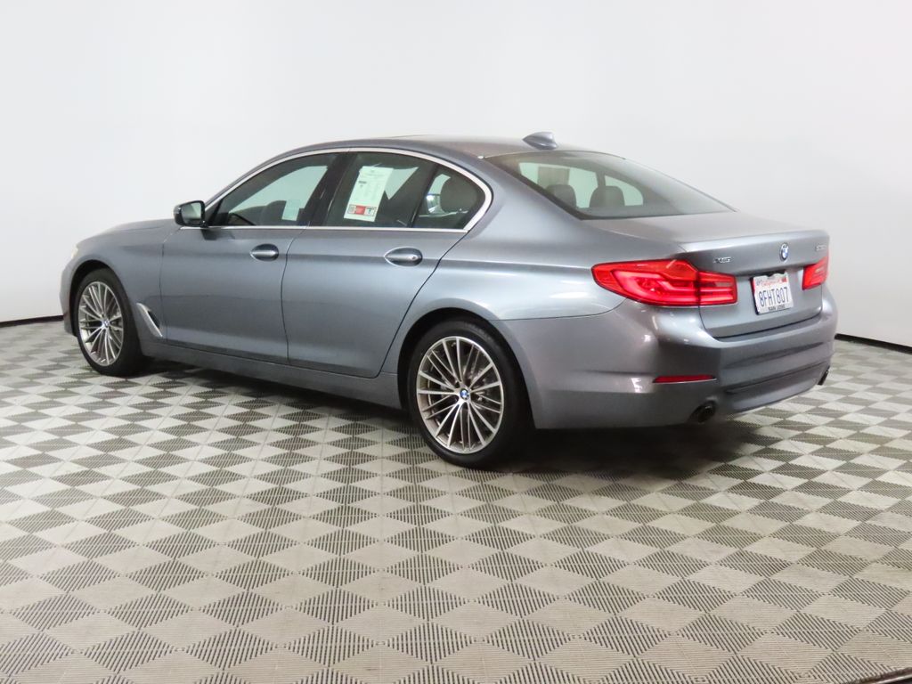 2018 BMW 5 Series 530i xDrive photo 2