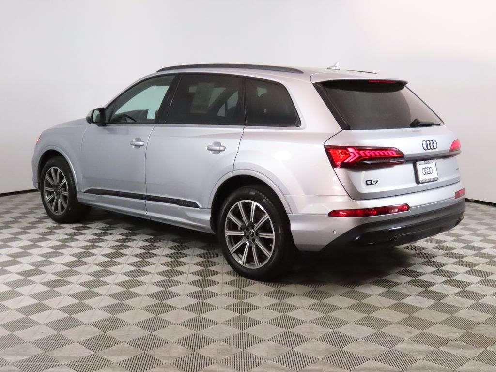 2022 Audi Q7 45 Premium Plus photo 2