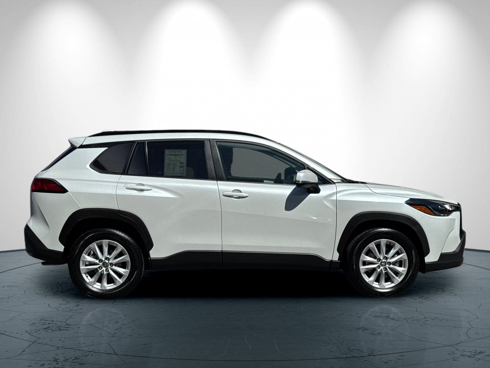 2023 Toyota Corolla Cross LE photo 3