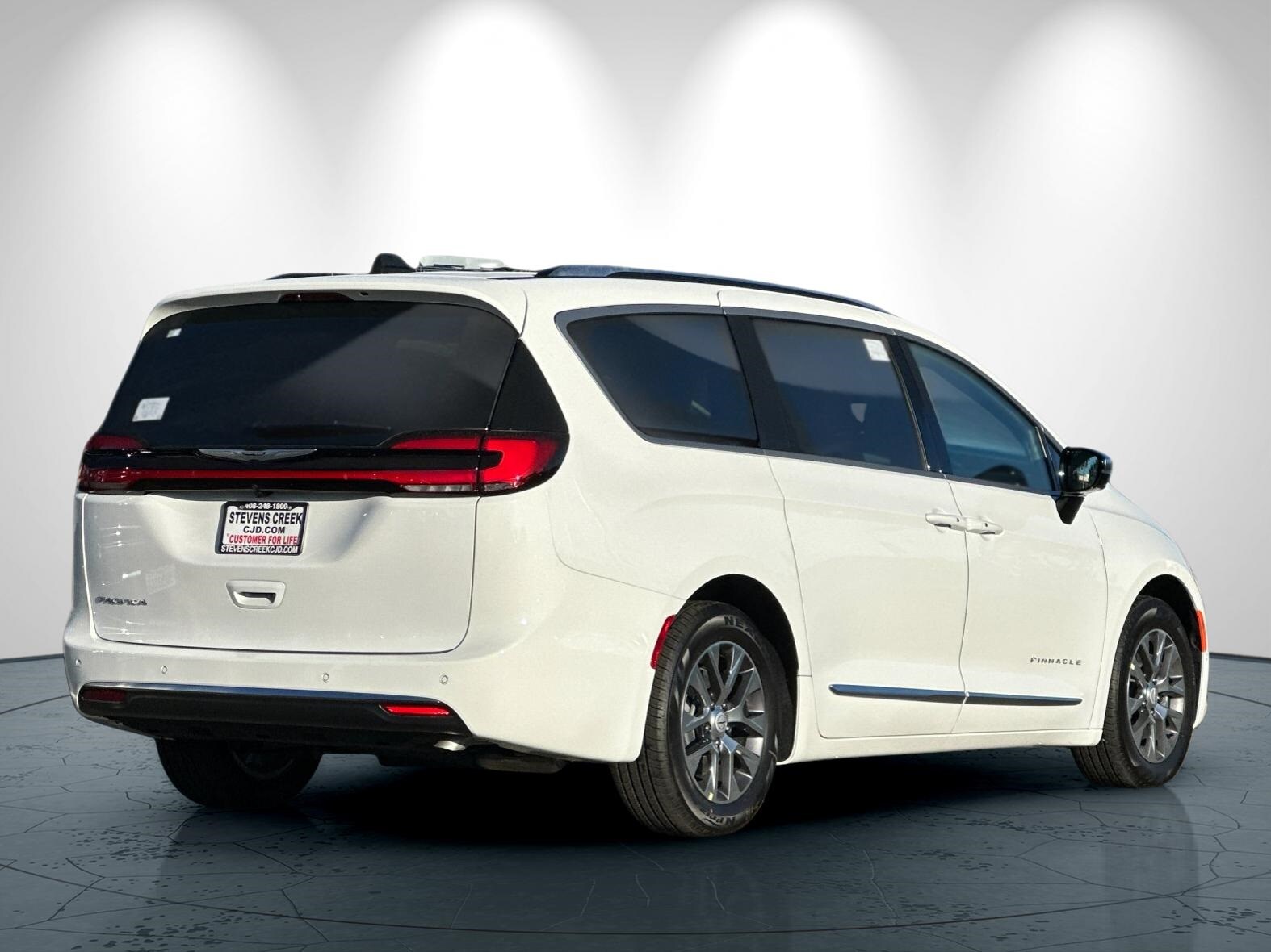 2026 Chrysler Pacifica Hybrid Pinnacle photo 4