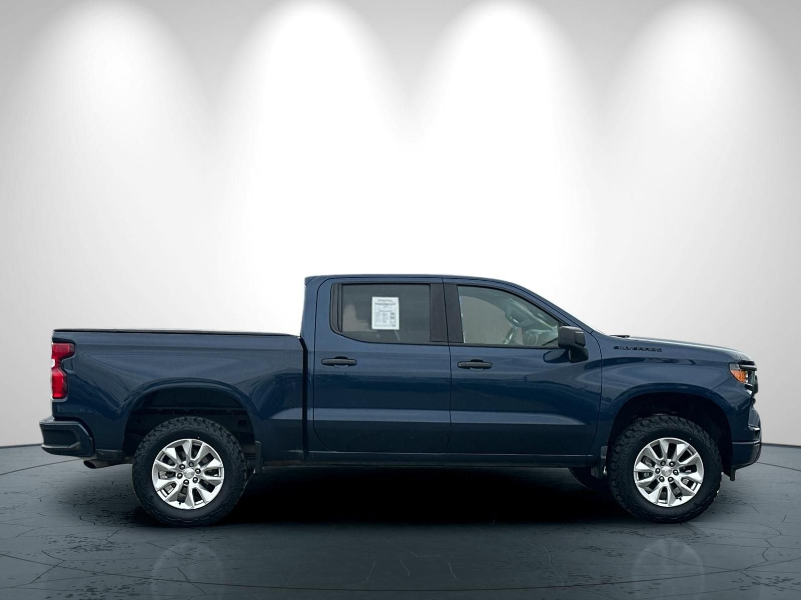 2023 Chevrolet Silverado 1500 Custom photo 2