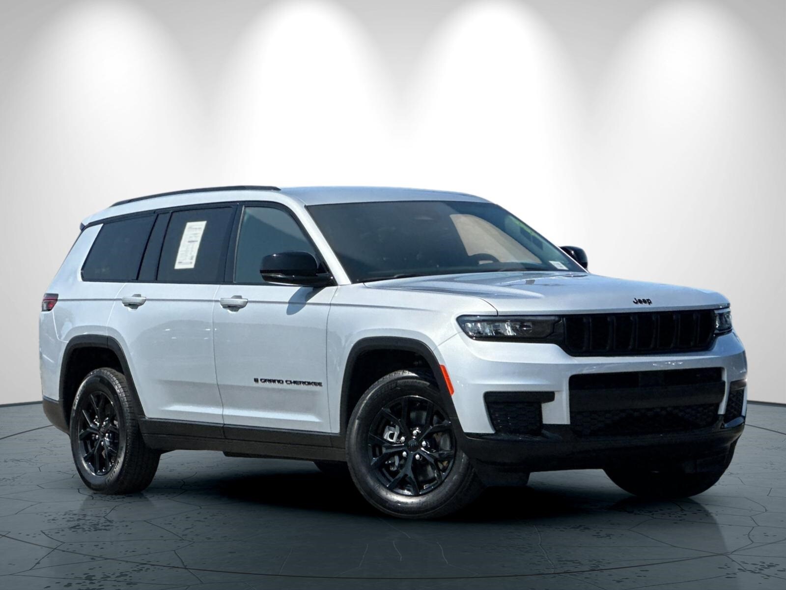 2024 Jeep Grand Cherokee Altitude photo 2
