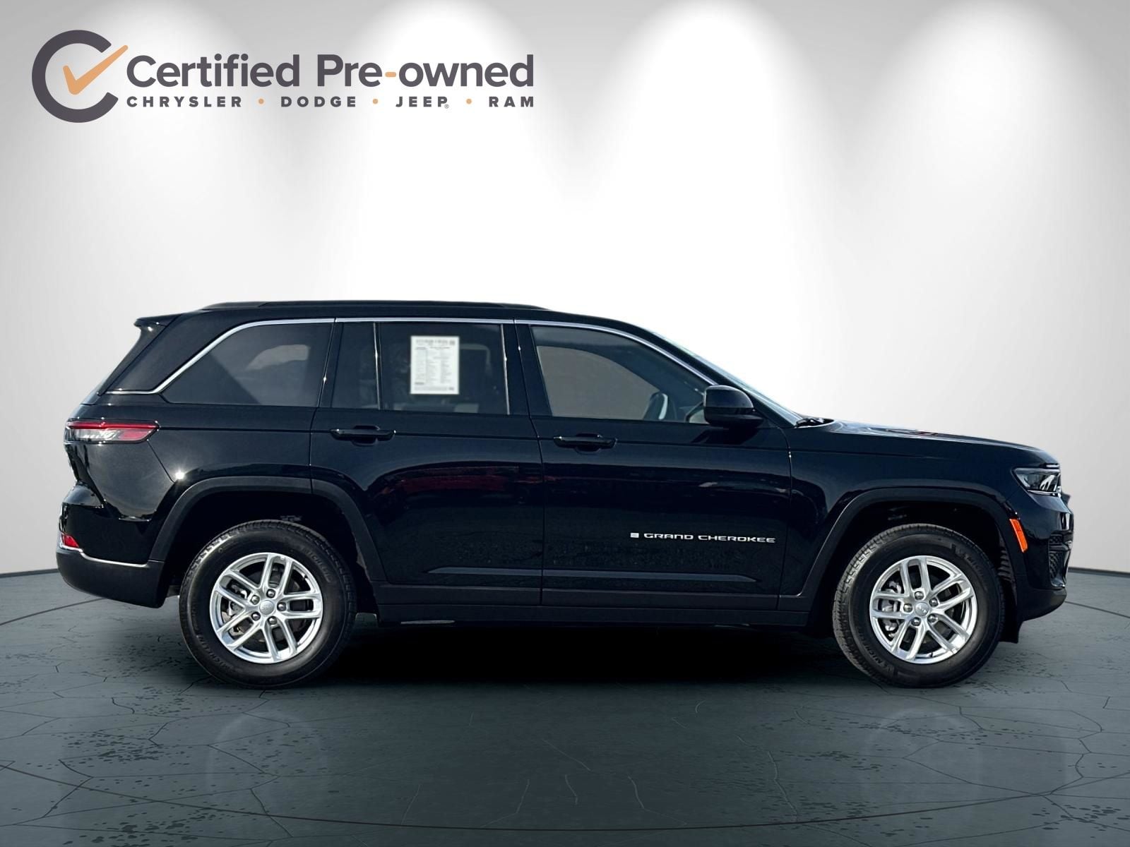 2025 Jeep Grand Cherokee Laredo photo 2