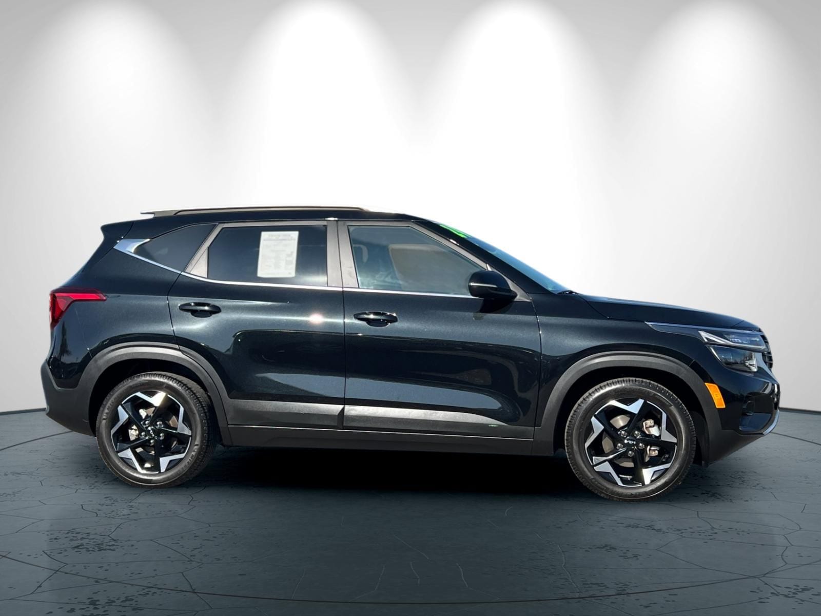 2024 Kia Seltos EX photo 2