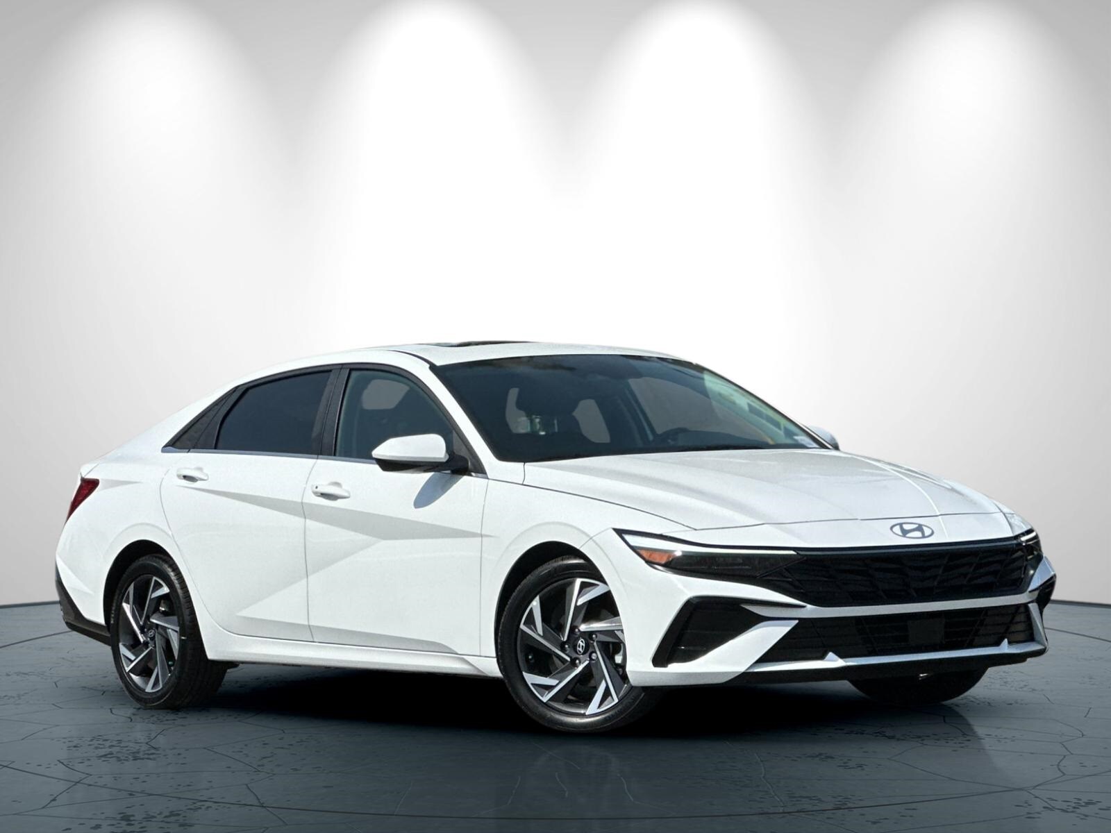 2024 Hyundai Elantra SEL Convenience photo 2