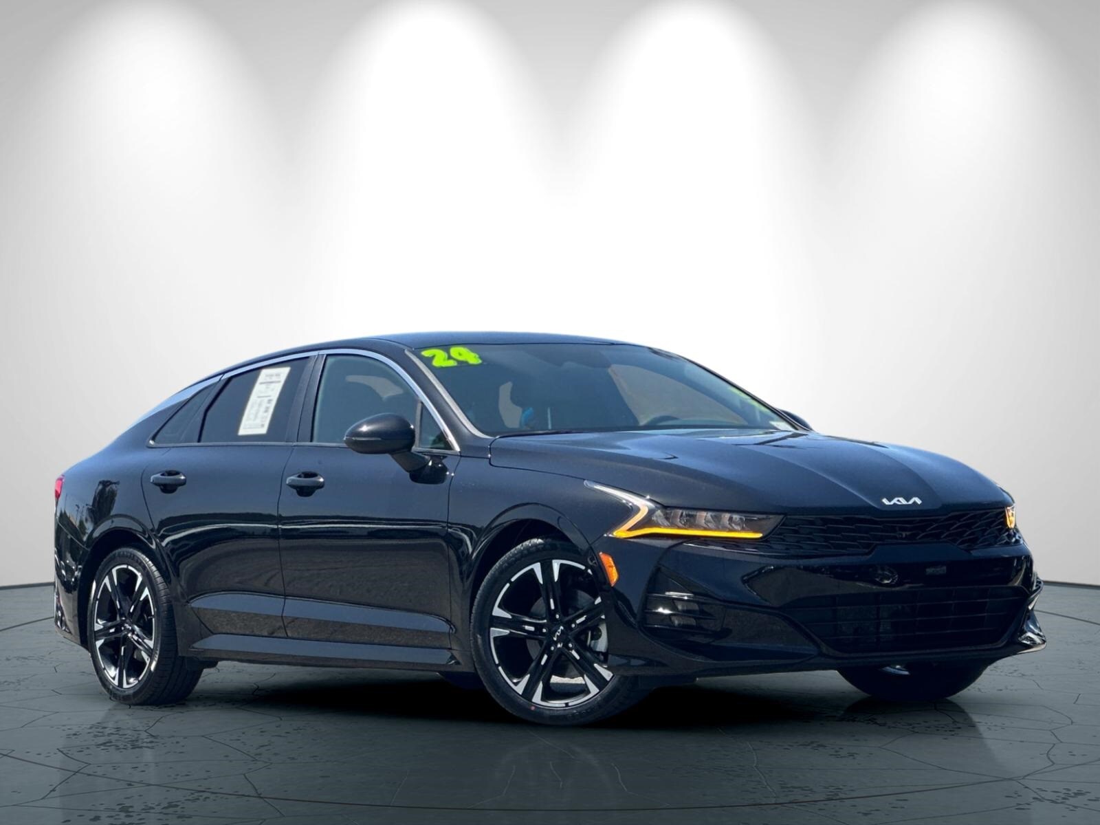 2024 Kia K5 GT-Line photo 2