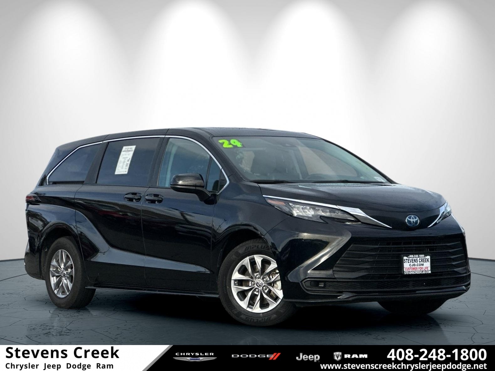 2024 Toyota Sienna LE's photo
