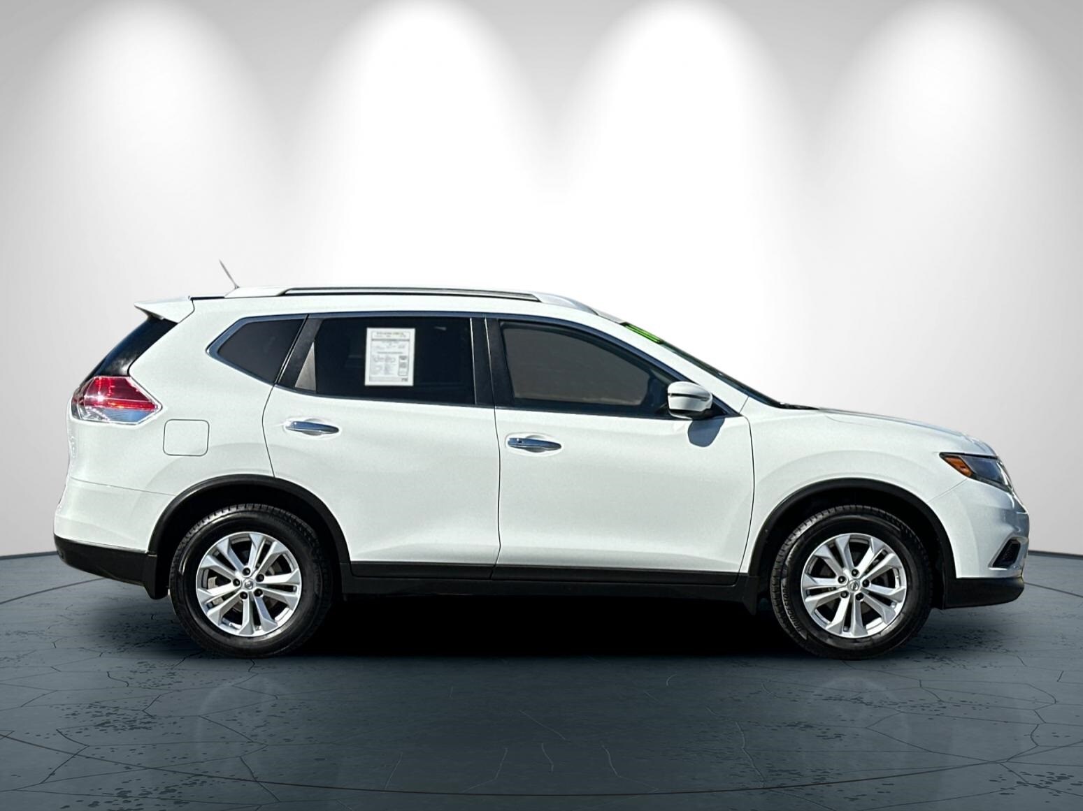 2016 Nissan Rogue SV photo 2