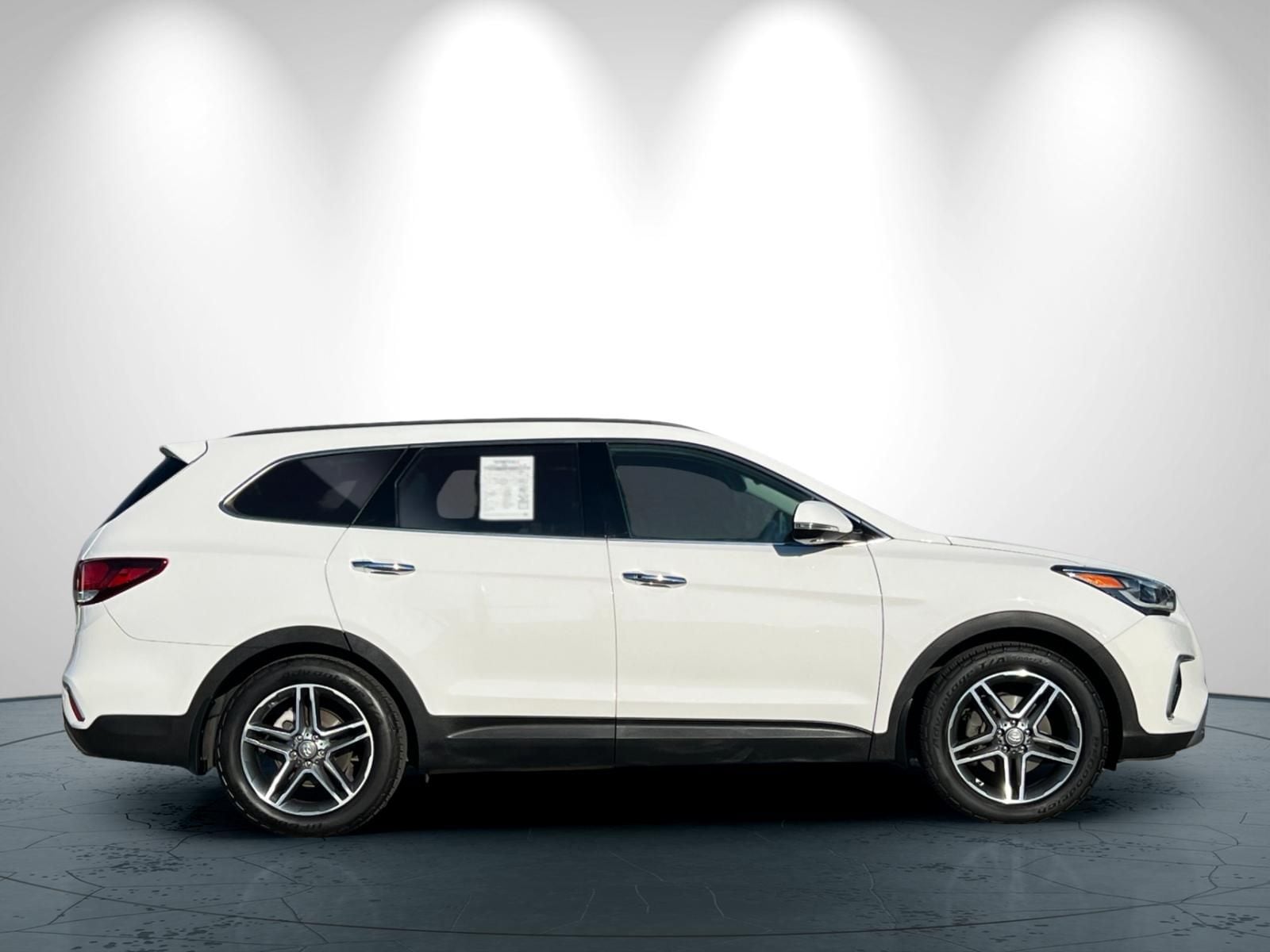 2017 Hyundai Santa Fe SE Ultimate photo 2