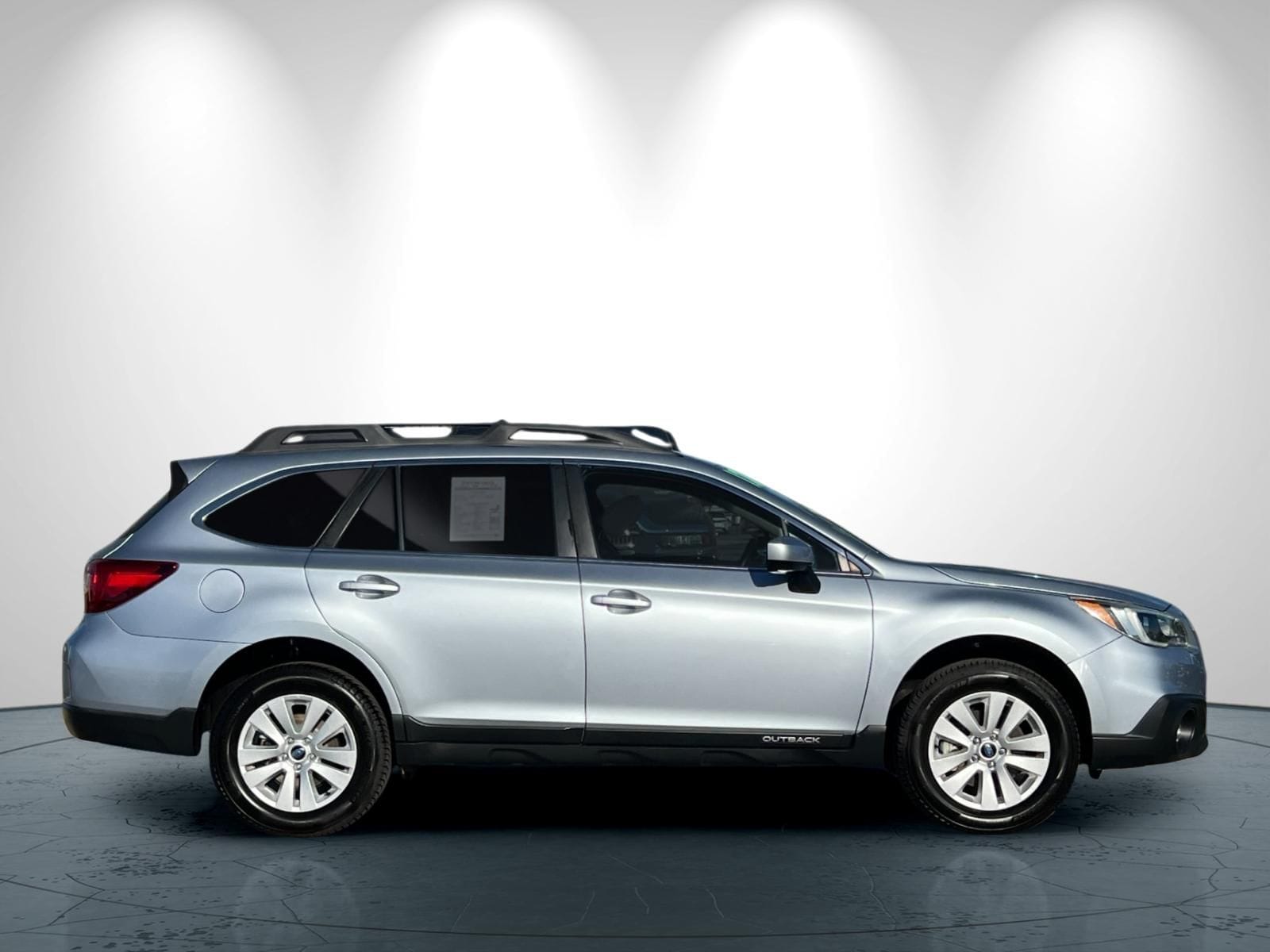 2017 Subaru Outback 2.5i Premium photo 2