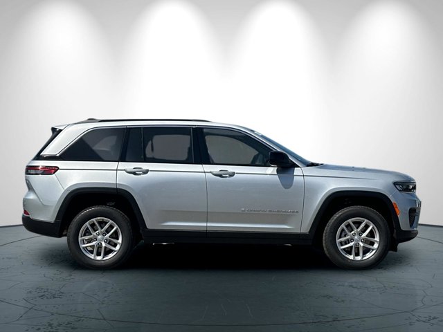 2025 Jeep Grand Cherokee Laredo photo 3