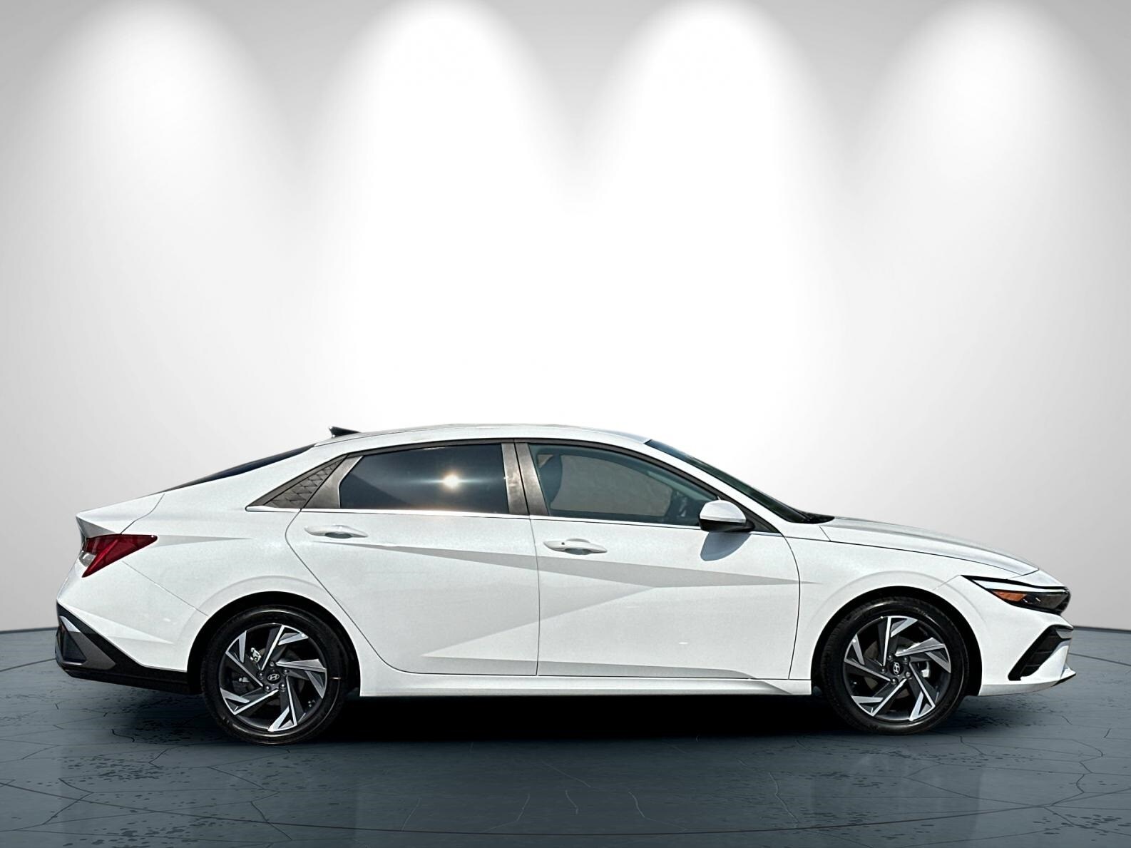 2024 Hyundai Elantra SEL Convenience photo 3
