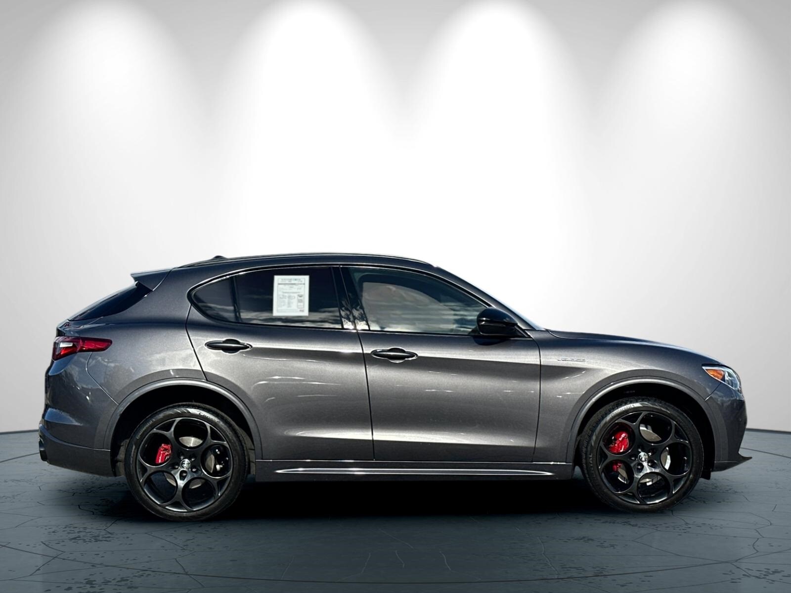 2022 Alfa Romeo Stelvio Ti Sport photo 3