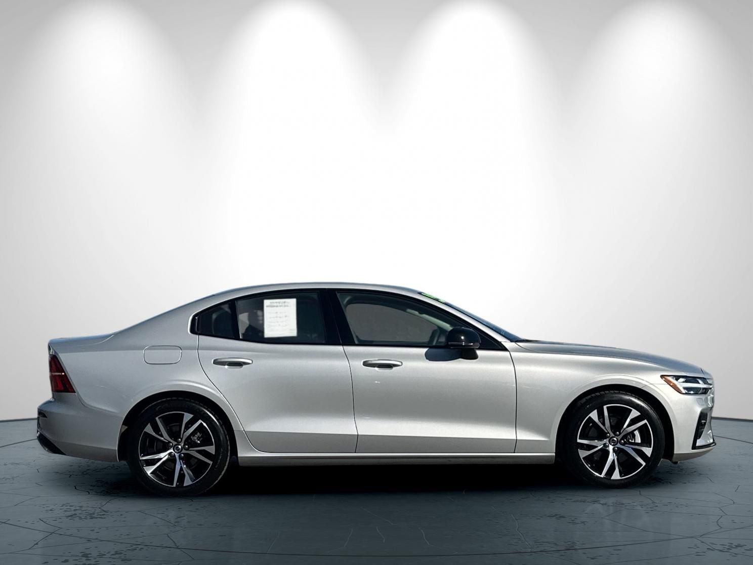 2025 Volvo S60 B5 Core photo 2