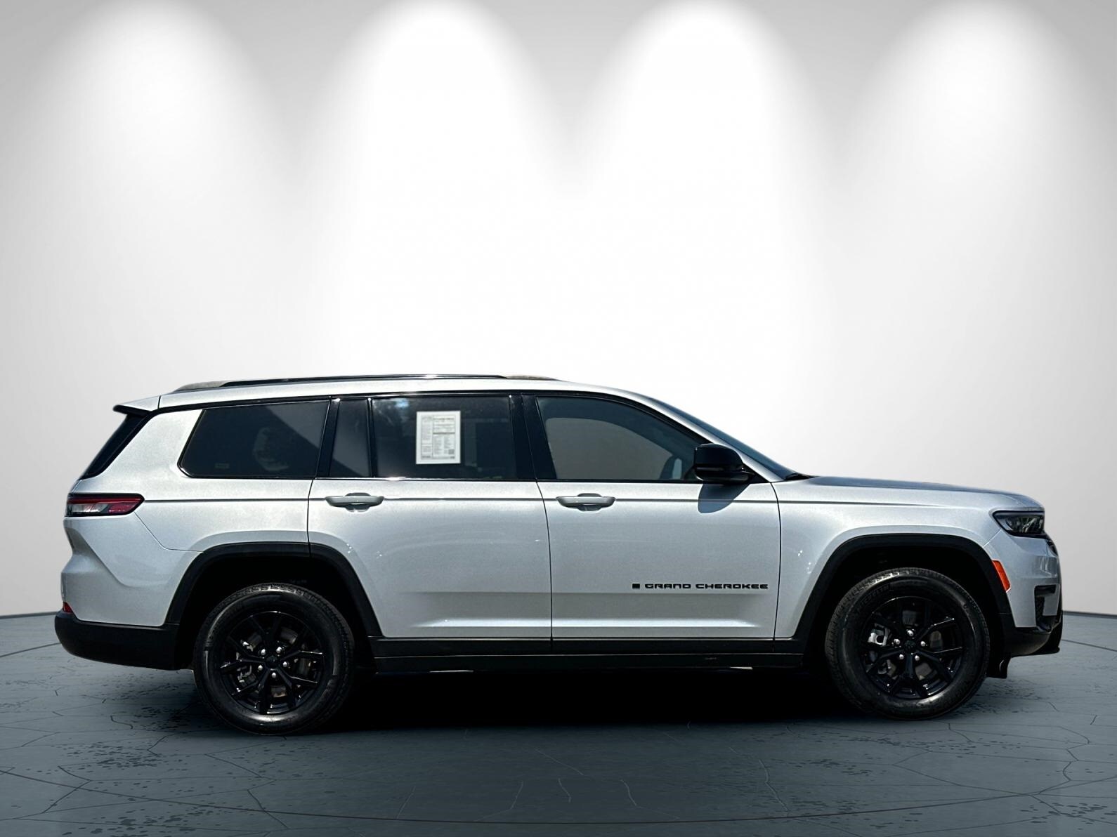 2024 Jeep Grand Cherokee Altitude photo 3