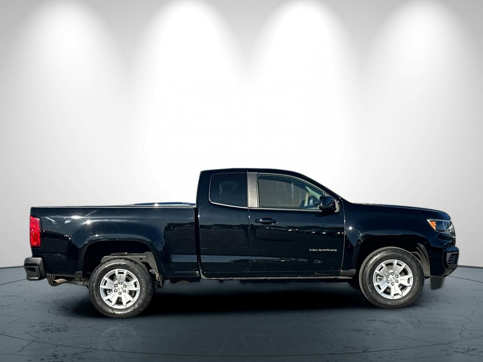 2022 Chevrolet Colorado LT photo 2