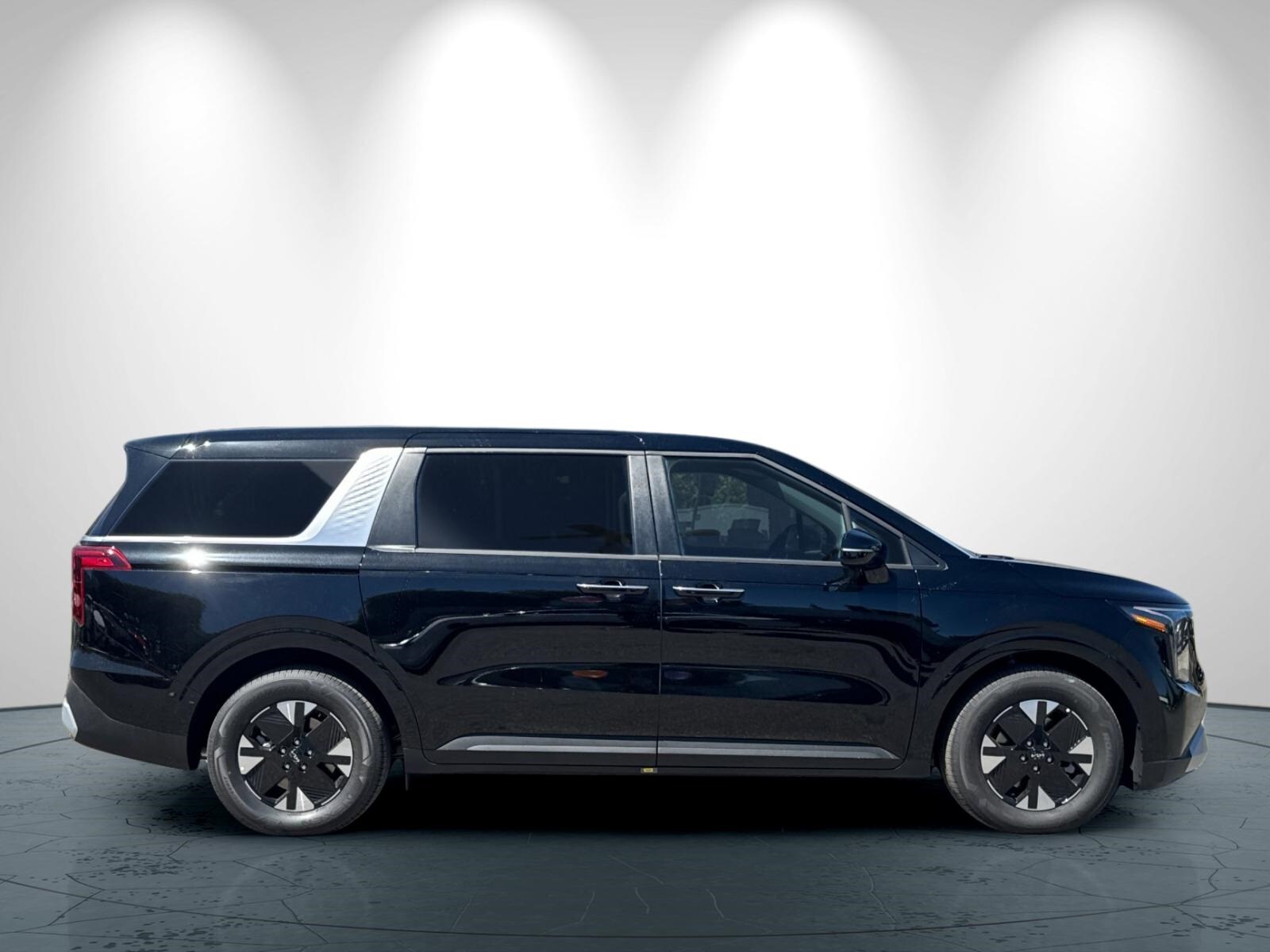 2026 Kia Carnival LXS photo 3
