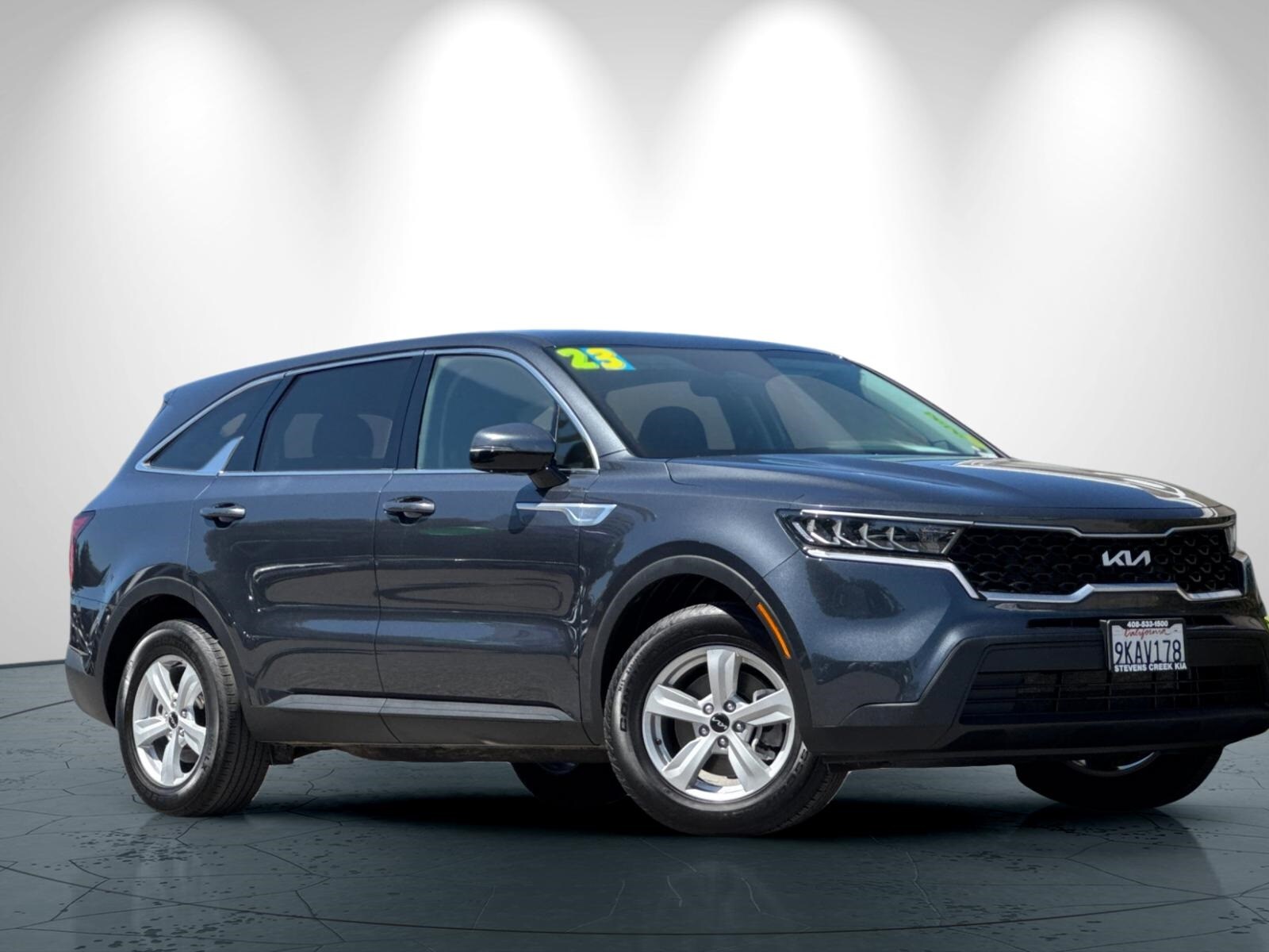 2023 Kia Sorento LX photo 2